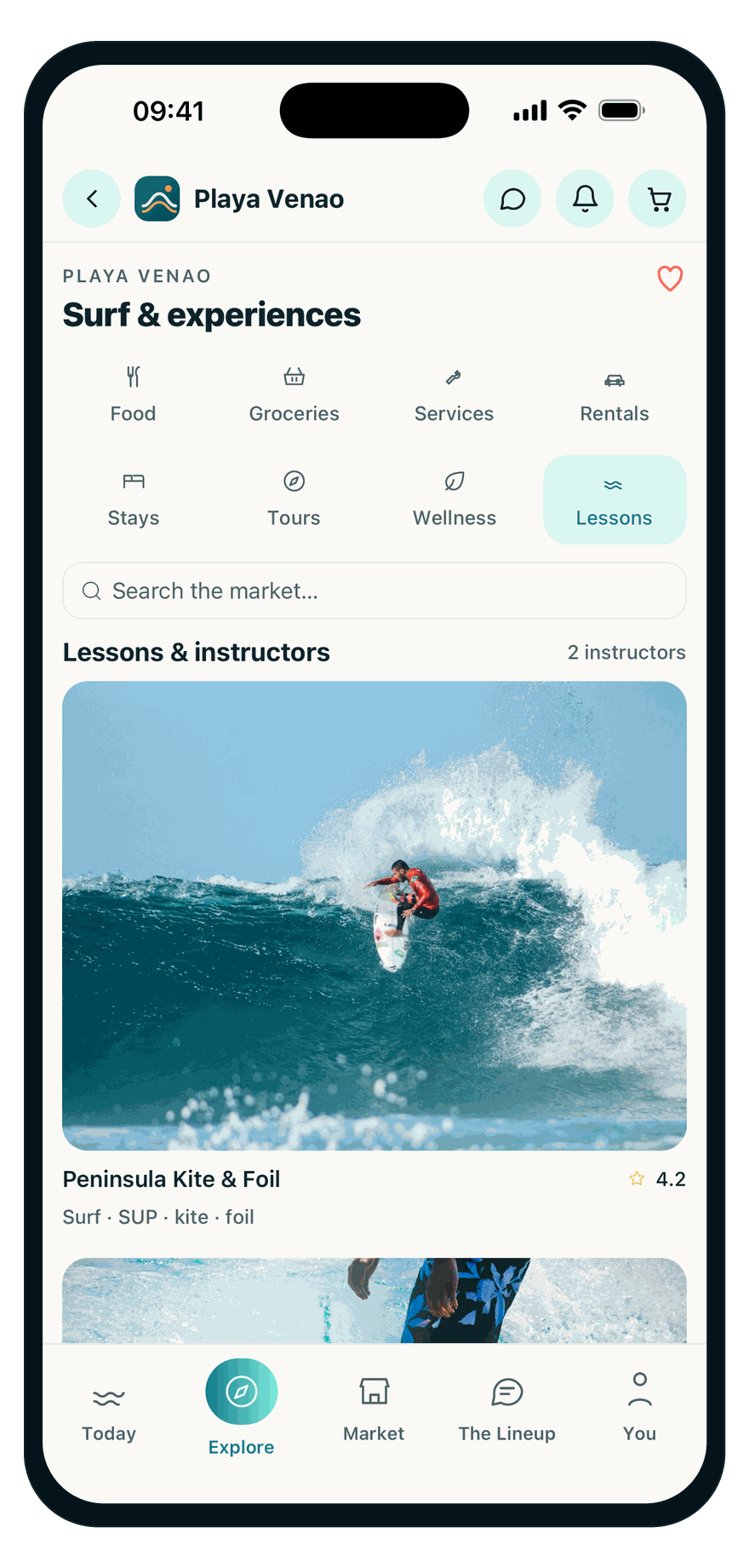 Reserva de una clase de surf y un lugar donde quedarse en la app del pueblo